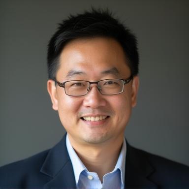王强先生的专业头部照片，面带微笑。