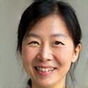 蔡素芳女士亲切微笑。
